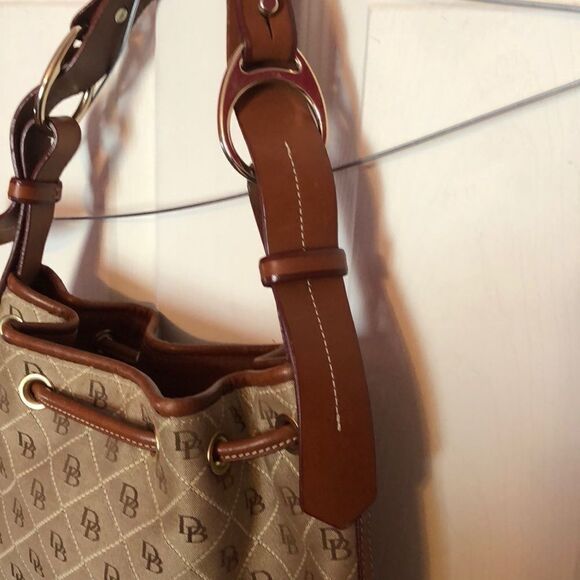 Large Dooney & Bourke shoulder bag. - Picture 4 of 11